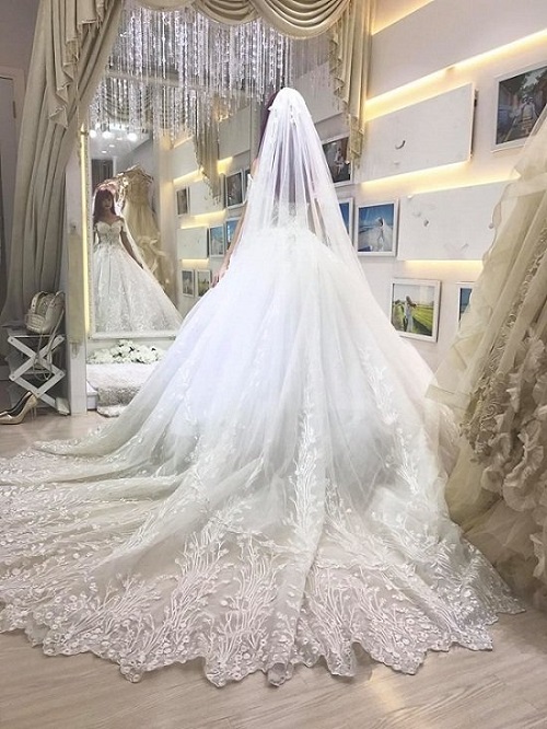 Khởi My “lộng lẫy” trong trang phục váy cưới