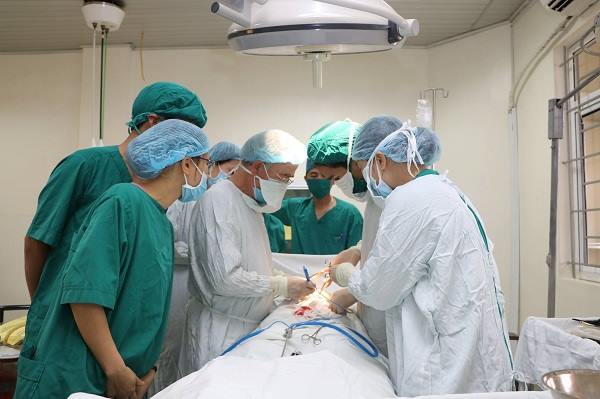 Hà Tĩnh: Bác sỹ Pháp - Việt phối hợp phẫu thuật cho sản phụ có 2 tử cung hiếm gặp - Hình 1