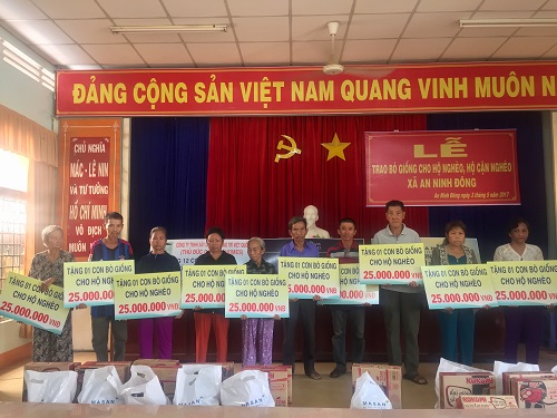 Tập đoàn Novaland trao tặng 20 con bò giống cho gia đình khó khăn ở Long An - Hình 1