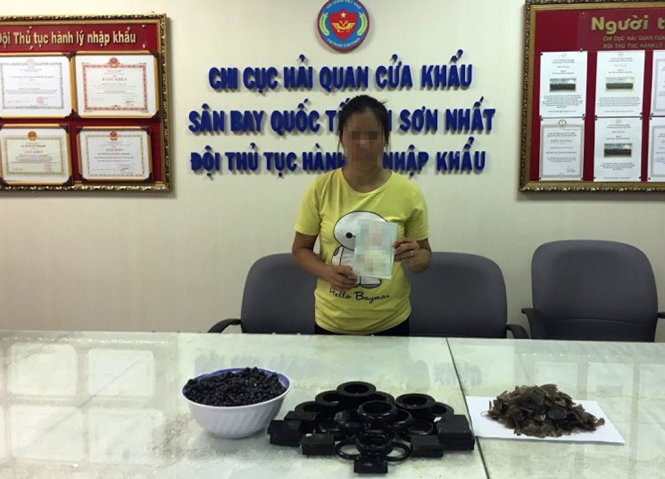 Bắt giữ ngà voi, vảy tê tê giấu trong bụng cá hồi tại sân bay Tân Sơn Nhất - Hình 1