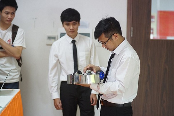 Sinh viên Việt Nam chế tạo thành công máy hút bụi thông minh giá rẻ - Hình 2
