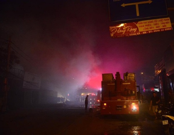 Hà Nội: Cháy lớn kho điều hòa ở đường Tam Trinh - Hình 1