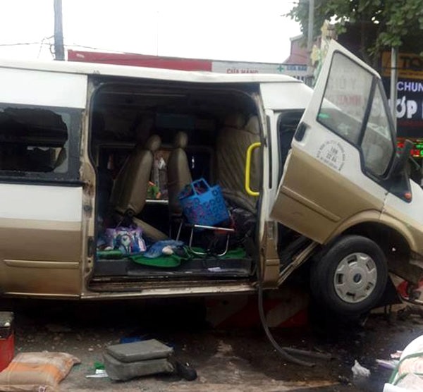 Hà Nội: Xe khách lao vào dải phân cách khiến nhiều hành khách bị thương