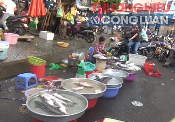 Chợ tự phát và ATVSTP (TP. HCM) – Bài 9: Hàng rong hoành hành trước cổng trường