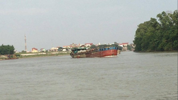Hưng Yên: Hành động lạ nghi “làm luật” trên sông Luộc?