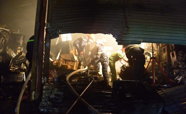 Hà Nội: Cháy lớn kho điều hòa ở đường Tam Trinh - Hình 3