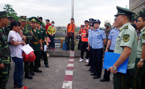 Trung Quốc bàn giao đối tượng truy nã đặc biệt và 23 đối tượng nhập cảnh trái phép - Hình 1