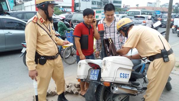 Cầu Giấy (Hà Nội): Dừng đỗ bắt khách sai quy định, hàng loạt xe khách bị xử phạt