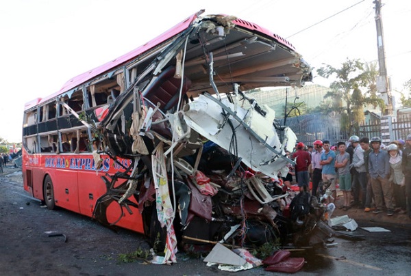 Gia Lai: Xe tải đấu đầu xe khách, 11 người tử vong, 23 người bị thương - Hình 2