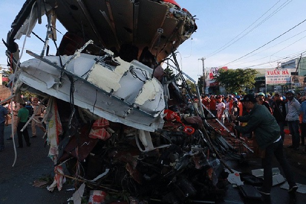 Gia Lai: Xe tải đấu đầu xe khách, 11 người tử vong, 23 người bị thương - Hình 2