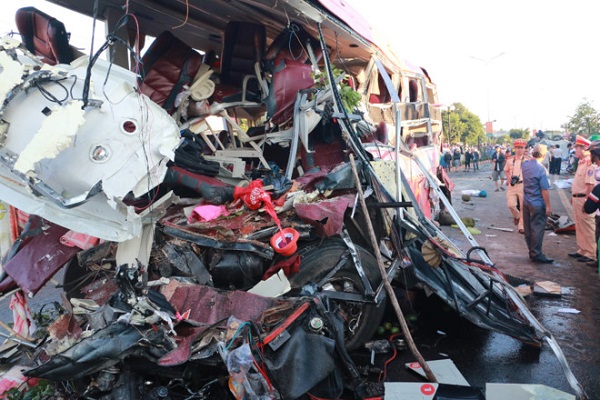 Gia Lai: Xe tải đấu đầu xe khách, 11 người tử vong, 23 người bị thương - Hình 1