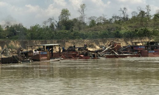 Thanh Hóa: Bắt giữ 2 tàu hút cát trái phép trên sông Lạch Trường - Hình 1