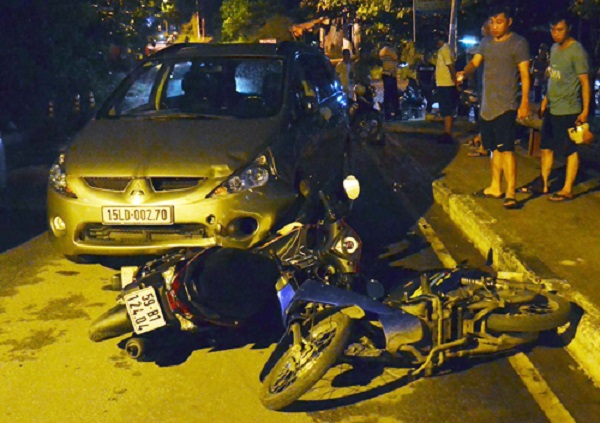 Người nước ngoài lái ô tô tông 3 xe máy ở Sài Gòn - Hình 2