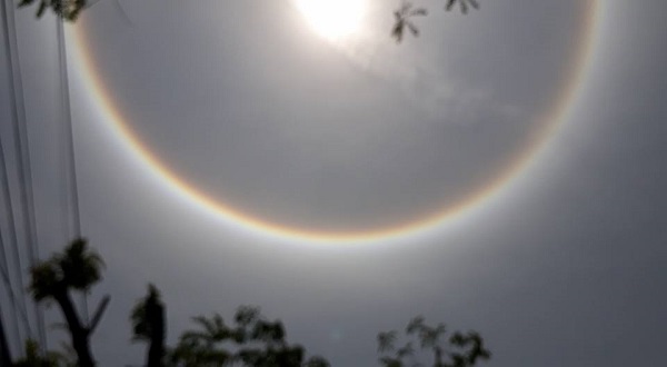 Quầng sáng lạ thường quanh mặt trời giữa ban ngày - Hình 1