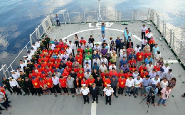 Kiều bào trong lễ tưởng niệm liệt sĩ hy sinh ở Trường Sa