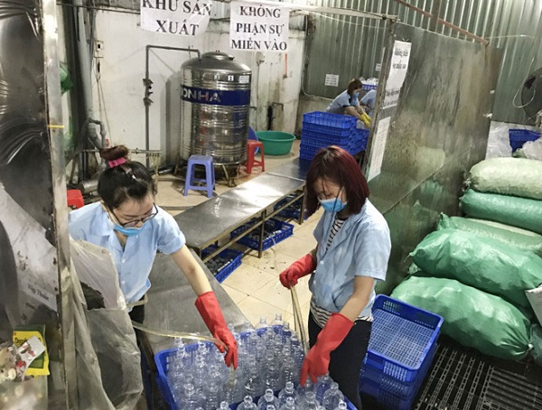 Sản xuất nước muối sinh lý: Hãi hùng công nghệ… thủ công