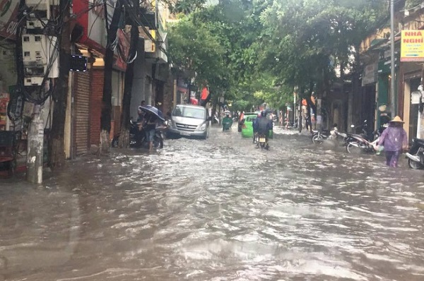 Sau cơn mưa lớn, nhiều tuyến đường Hà Nội bị ngập nặng - Hình 1