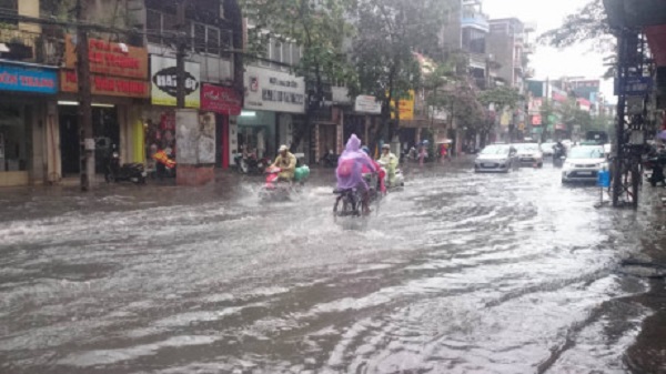 Sau cơn mưa lớn, nhiều tuyến đường Hà Nội bị ngập nặng - Hình 2