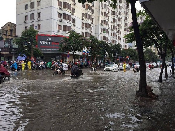 Sau cơn mưa lớn, nhiều tuyến đường Hà Nội bị ngập nặng - Hình 3