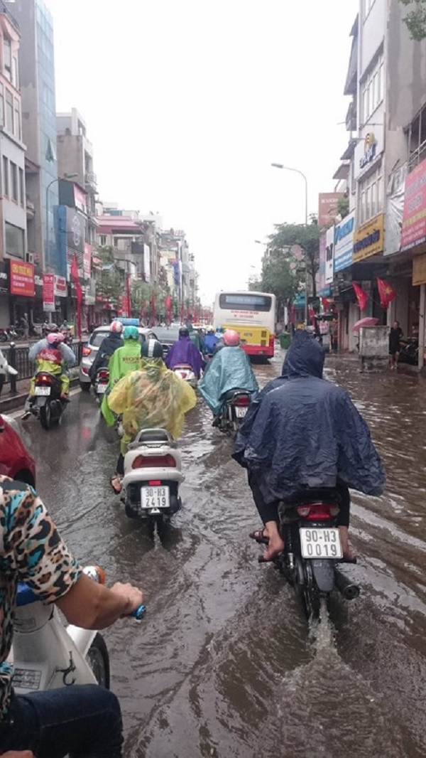 Sau cơn mưa lớn, nhiều tuyến đường Hà Nội bị ngập nặng - Hình 4