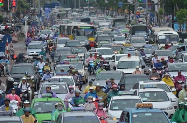 Sau cơn mưa lớn, nhiều tuyến đường Hà Nội bị ngập nặng - Hình 5