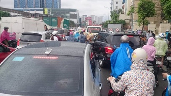 Sau cơn mưa lớn, nhiều tuyến đường Hà Nội bị ngập nặng - Hình 6