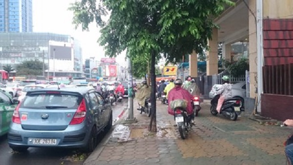 Sau cơn mưa lớn, nhiều tuyến đường Hà Nội bị ngập nặng - Hình 7