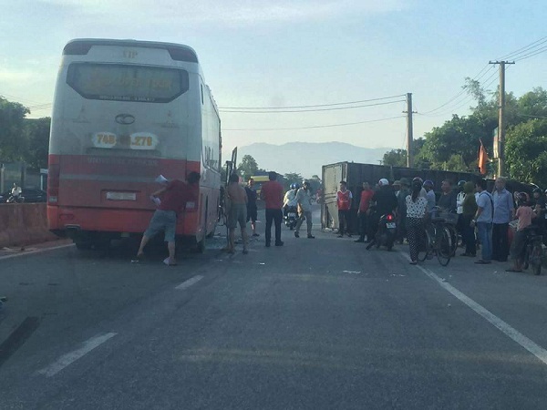 Hà Tĩnh: Xe khách đâm xe tải, hành khách một phen hú vía
