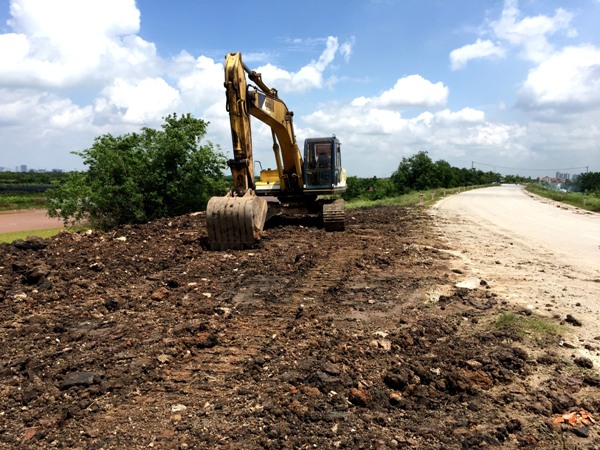 Đất thải nghi độc hại xả đầy đê sông Hồng (Văn Giang, Hưng Yên): “Né” trách nhiệm?