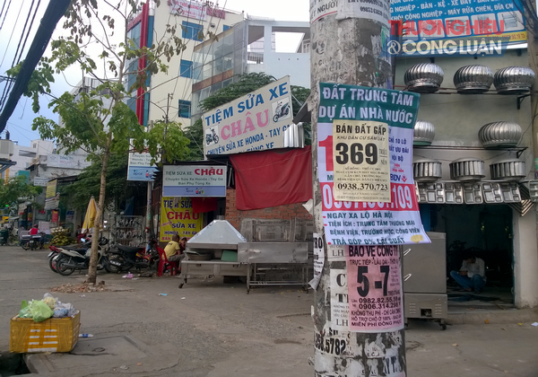 Quảng cáo bất động sản “tấn công” cột điện