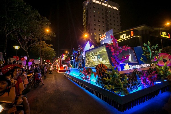 Du khách tiếp tục “quẩy tưng bừng” tại lễ hội đường phố Đà Nẵng 2017 - Hình 4