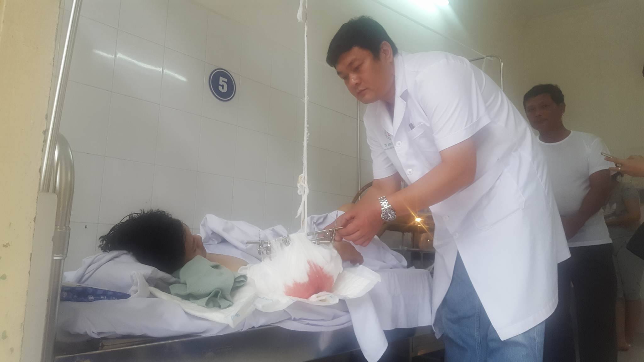 Nam sinh viên bị kẹt vào cửa xe khiến cánh tay đứt rời sau va chạm giao thông