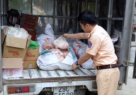 Thanh Hóa: Bắt giữ xe ô tô vận chuyển hơn 400 kg mỡ động vật không rõ nguồn gốc