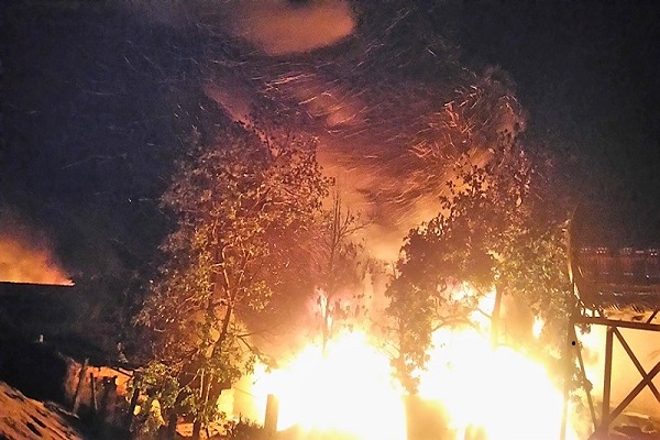 Gia Lai: Cả khu phố náo loạn vì cháy cơ sở săm lốp ô tô - Hình 1