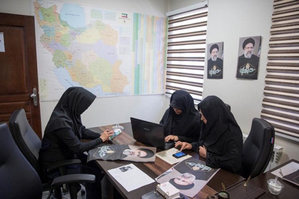 Chùm ảnh: Cử tri Iran sẵn sàng bỏ lá phiếu quyết định vận mệnh khu vực - Hình 11