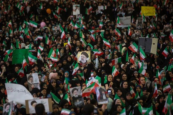 Chùm ảnh: Cử tri Iran sẵn sàng bỏ lá phiếu quyết định vận mệnh khu vực - Hình 13