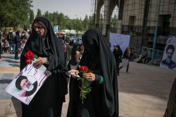 Chùm ảnh: Cử tri Iran sẵn sàng bỏ lá phiếu quyết định vận mệnh khu vực - Hình 14