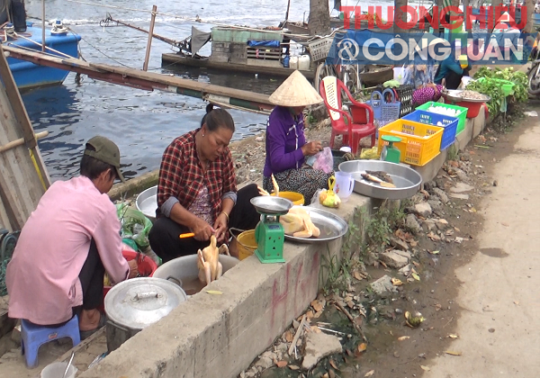 Chợ tự phát và vấn đề ATVSTP (TP. HCM) – Bài 10: Hãi hùng thực phẩm bên dòng nước đen
