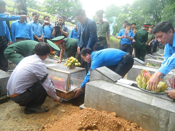Hà Tĩnh: An táng 12 hài cốt liệt sỹ hy sinh tại nước bạn Lào - Hình 4