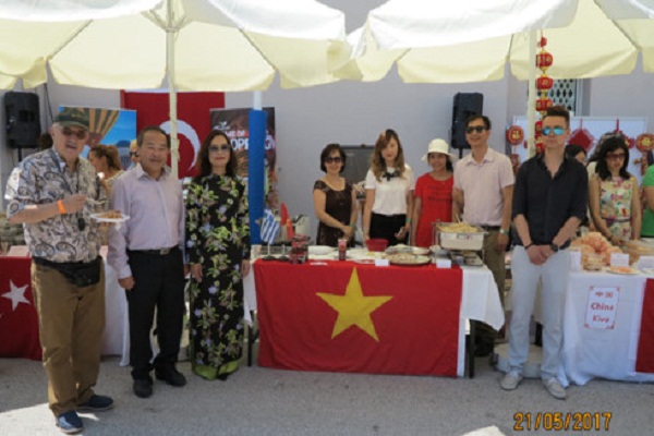ĐSQ Việt Nam ở Hy Lạp tham gia Hội chợ Ẩm thực từ thiện quốc tế - Hình 2