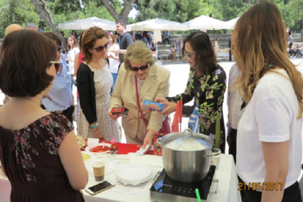 ĐSQ Việt Nam ở Hy Lạp tham gia Hội chợ Ẩm thực từ thiện quốc tế - Hình 3