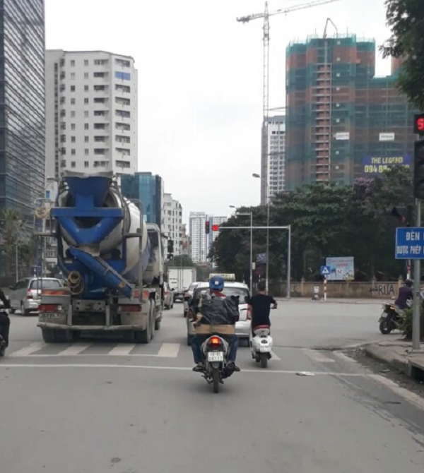 Hà Nội: Cảnh sát giao thông tiếp tục làm ngơ cho xe bê tông ngông nghênh đi vào giờ cấm? - Hình 4
