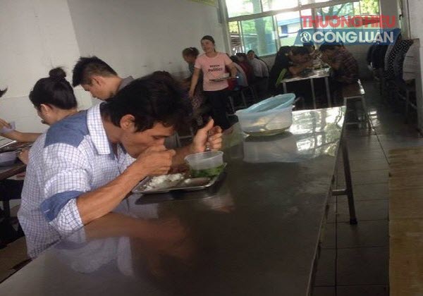 Bữa ăn công nhân: Nơi no đủ chỗ tóp teo
