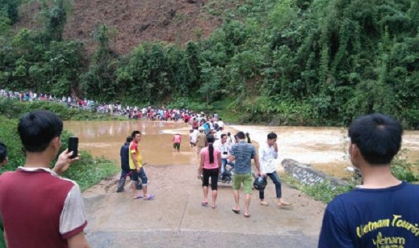 Phú Thọ: Lũ lớn cuốn trôi ô tô, 1 người tử vong - Hình 1