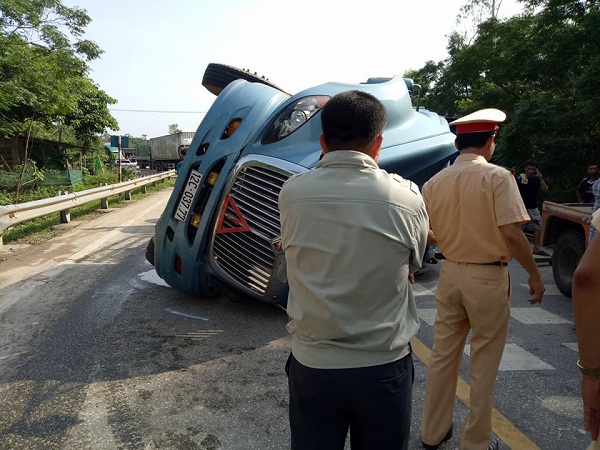 Hà Tĩnh: Xe container lật nghiêng giữa quốc lộ gây ùn tắc giao thông