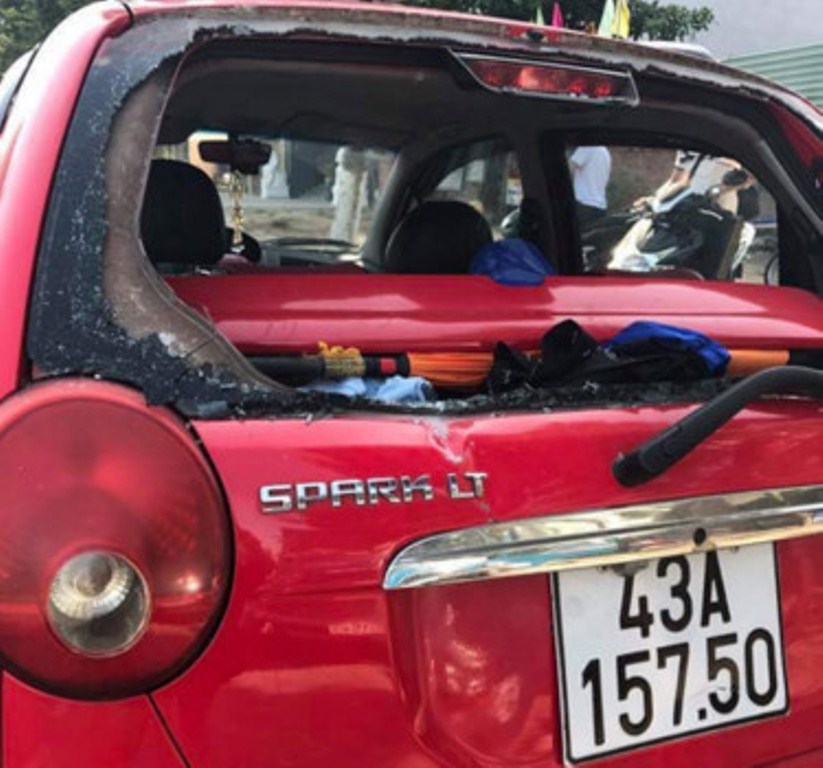 Đà Nẵng: Bắt nhóm thanh thiếu niên đập phá xe hơi - Hình 2