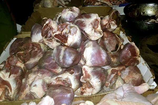 Lào Cai: Bắt giữ 1,5 tấn thực phẩm đông lạnh không nguồn gốc - Hình 1