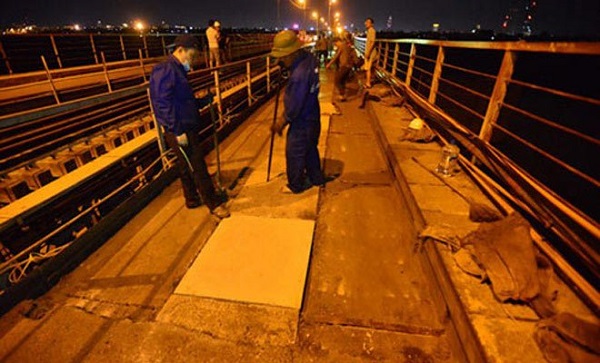 Cầu Long Biên sửa chữa trong đêm để... “khoác áo mới” - Hình 1