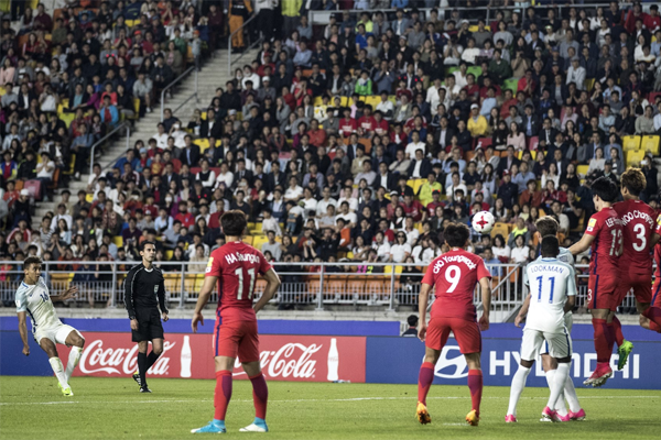 World Cup U20: Thua tối thiểu U20 Anh, U20 Hàn Quốc vẫn giành vé đi tiếp - Hình 1