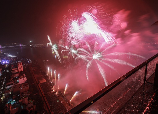Cuộc thi pháo hoa quốc tế Đà Nẵng 2017: Trung Quốc - Anh kể chuyện bằng pháo hoa trong đêm Kim - Hình 8